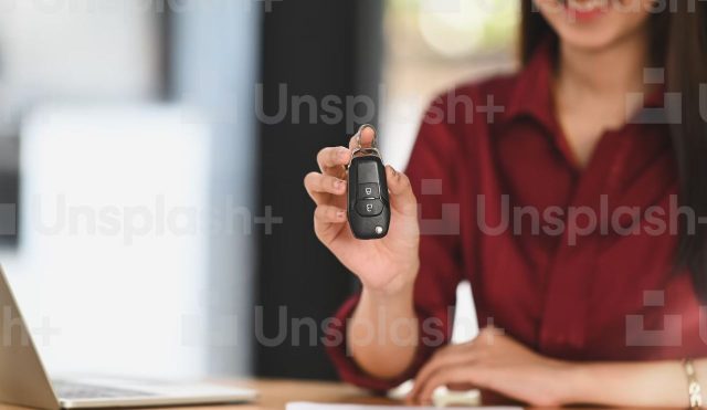 no down payment car loan - image of someone holding car key